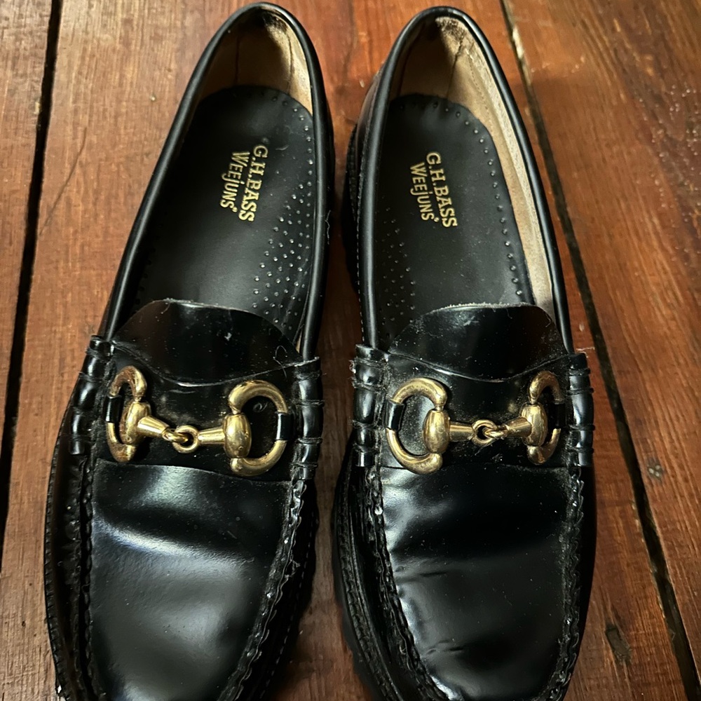 G.H. Bass Black Loafers size 9 super lug super bit
